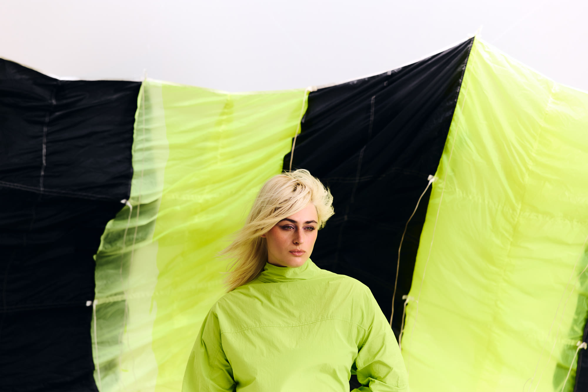 Bente op de persfoto bij haar nieuwe single Parachute, voor een lichtgroene parachute