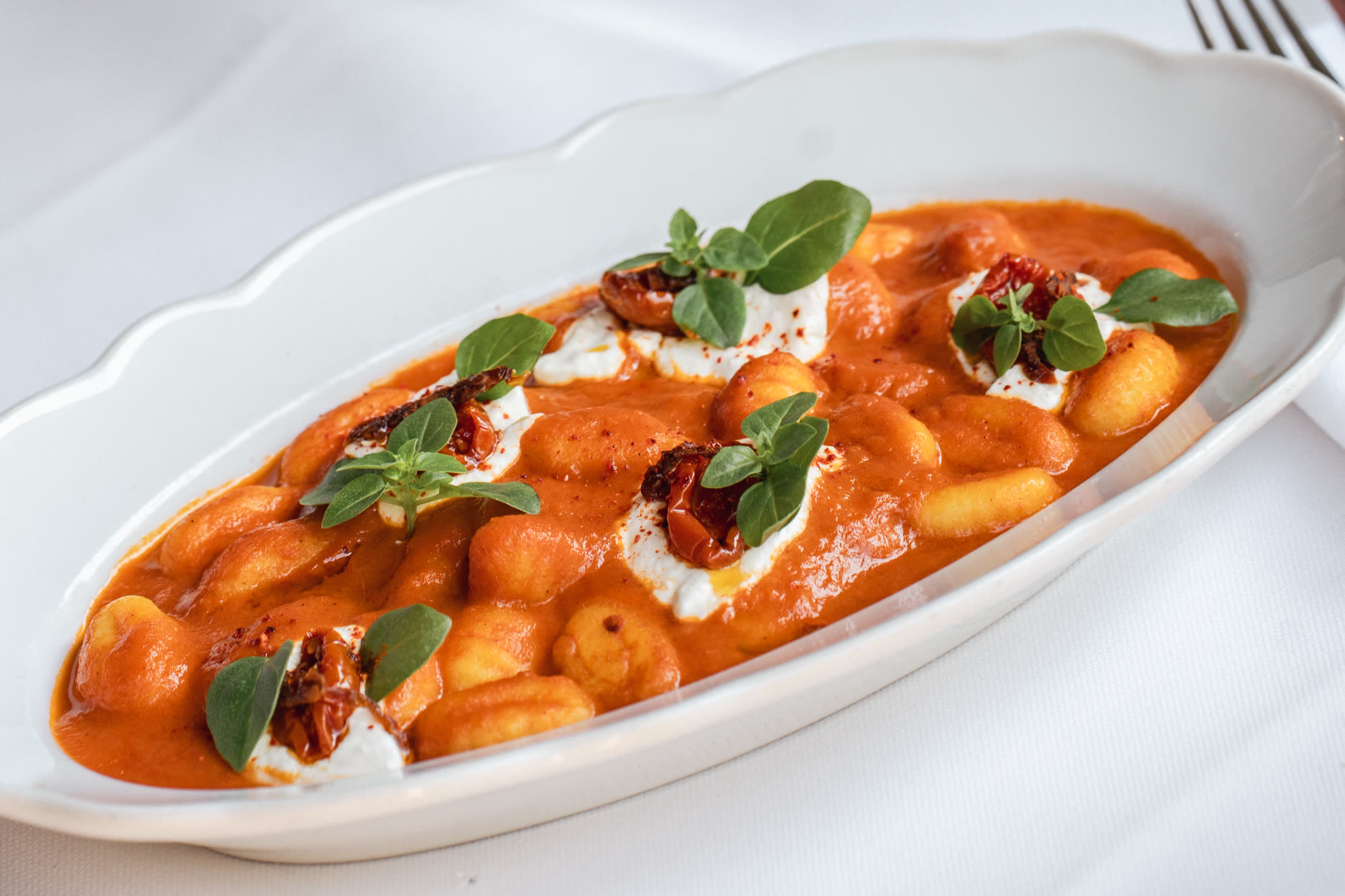Gnocchi alla vodka met burrata en gedroogde tomaatjes bij La Nostra Gigi in Amsterdam