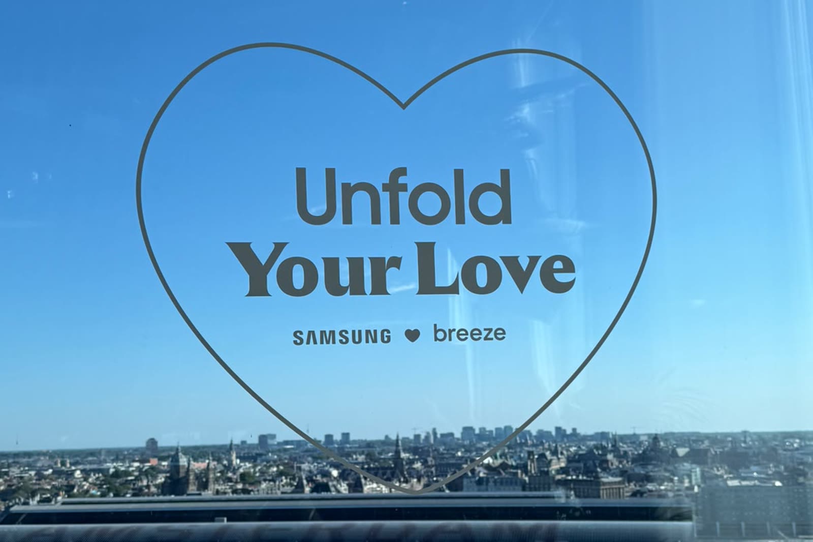 Het Unfold Your Love-logo van Samsung en Breeze op het raam van de A’DAM Toren, met uitzicht over Amsterdam