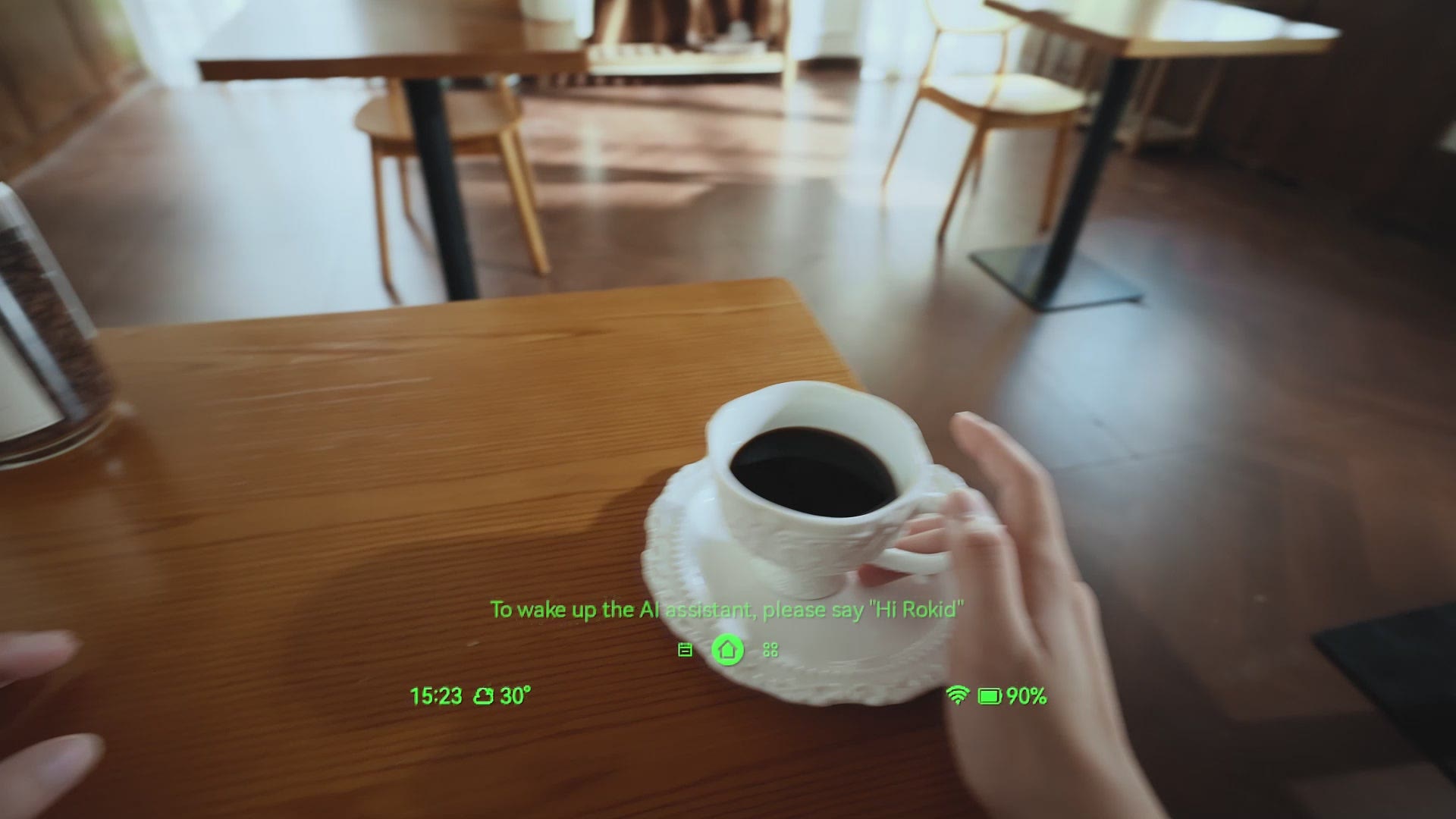 Beeld door de Rokid Glasses met groene informatie van het display in je blikveld