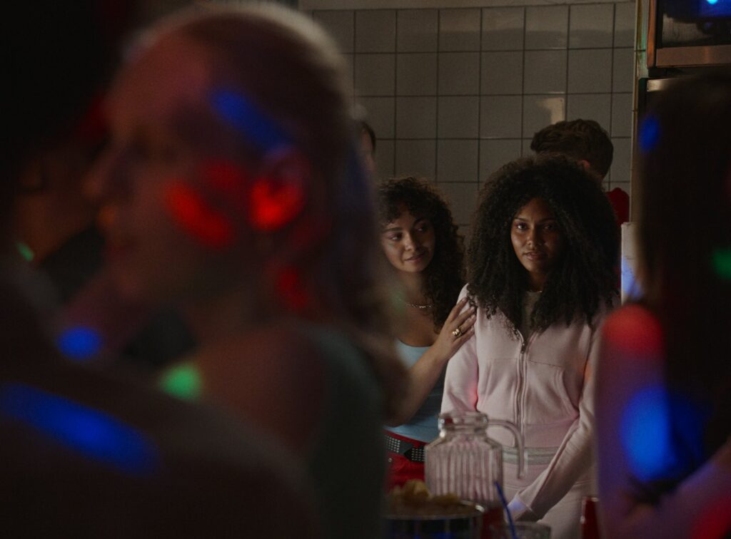 Jongeren op een feestje, still uit de UNICEF-film Turn Down the Noise