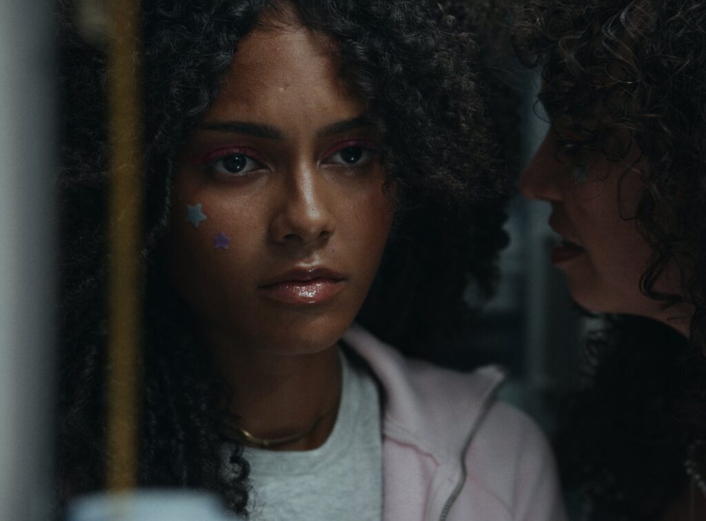 Een meisje met de influencer naast zich, still uit de UNICEF-film Turn Down the Noise