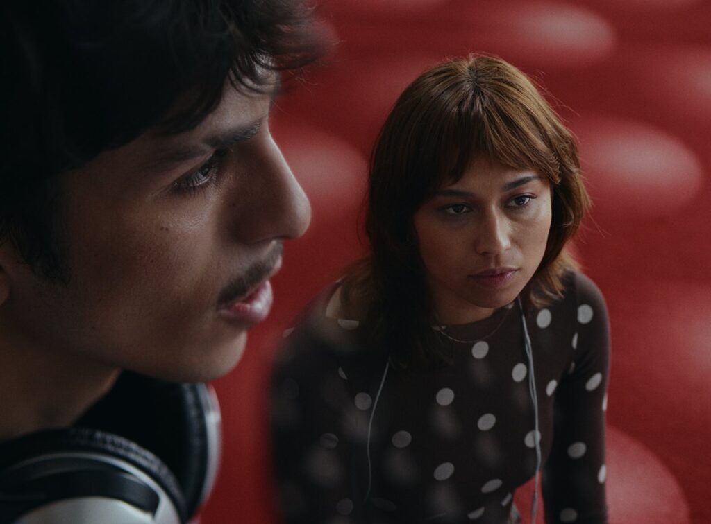 Twee jongeren naast elkaar, still uit de UNICEF-film Turn Down the Noise